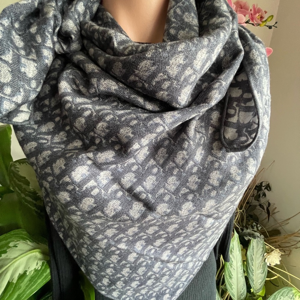 Dior Cashmere shawl Scarf. - Picture 5 of 16